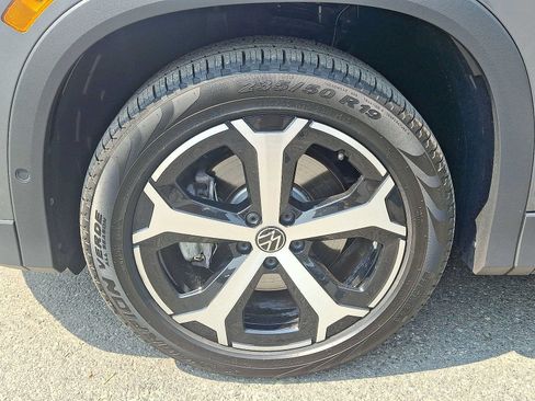 Used 2025 Volkswagen Tiguan SE AWD/4WD image 33