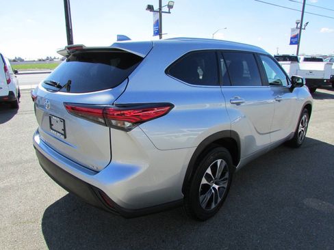 Used 2023 Toyota Highlander XLE image 7