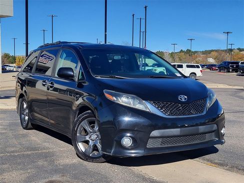 Used 2016 Toyota Sienna SE image 3