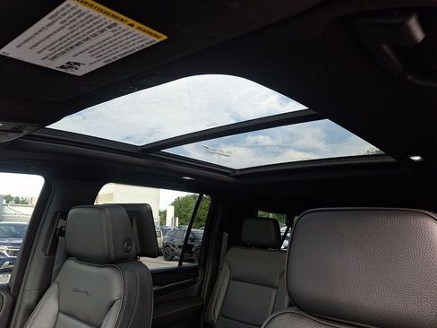 Used 2023 GMC Yukon XL Denali AWD/4WD image 15
