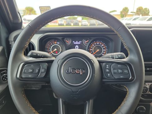 Used 2024 Jeep Gladiator Sport AWD/4WD image 14