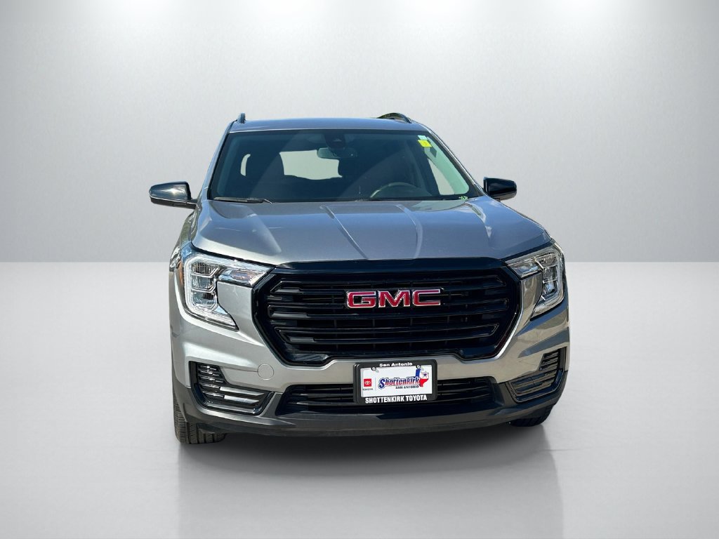 Used 2024 GMC Terrain SLE w/ Driver Convenience Package FWD image 2