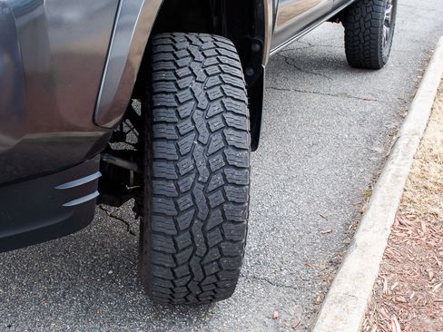 Used 2022 Toyota Tacoma Limited image 9