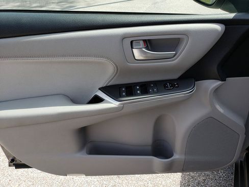 Used 2017 Toyota Camry XLE FWD image 9