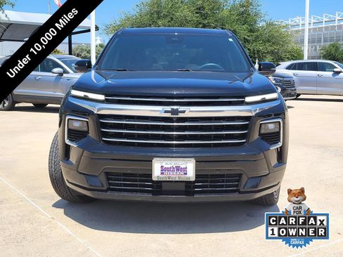 Used 2025 Chevrolet Traverse High Country FWD image 2