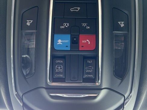 Certified 2024 Jeep Grand Cherokee Altitude image 29