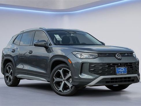 New 2025 Volkswagen Tiguan SE image 1