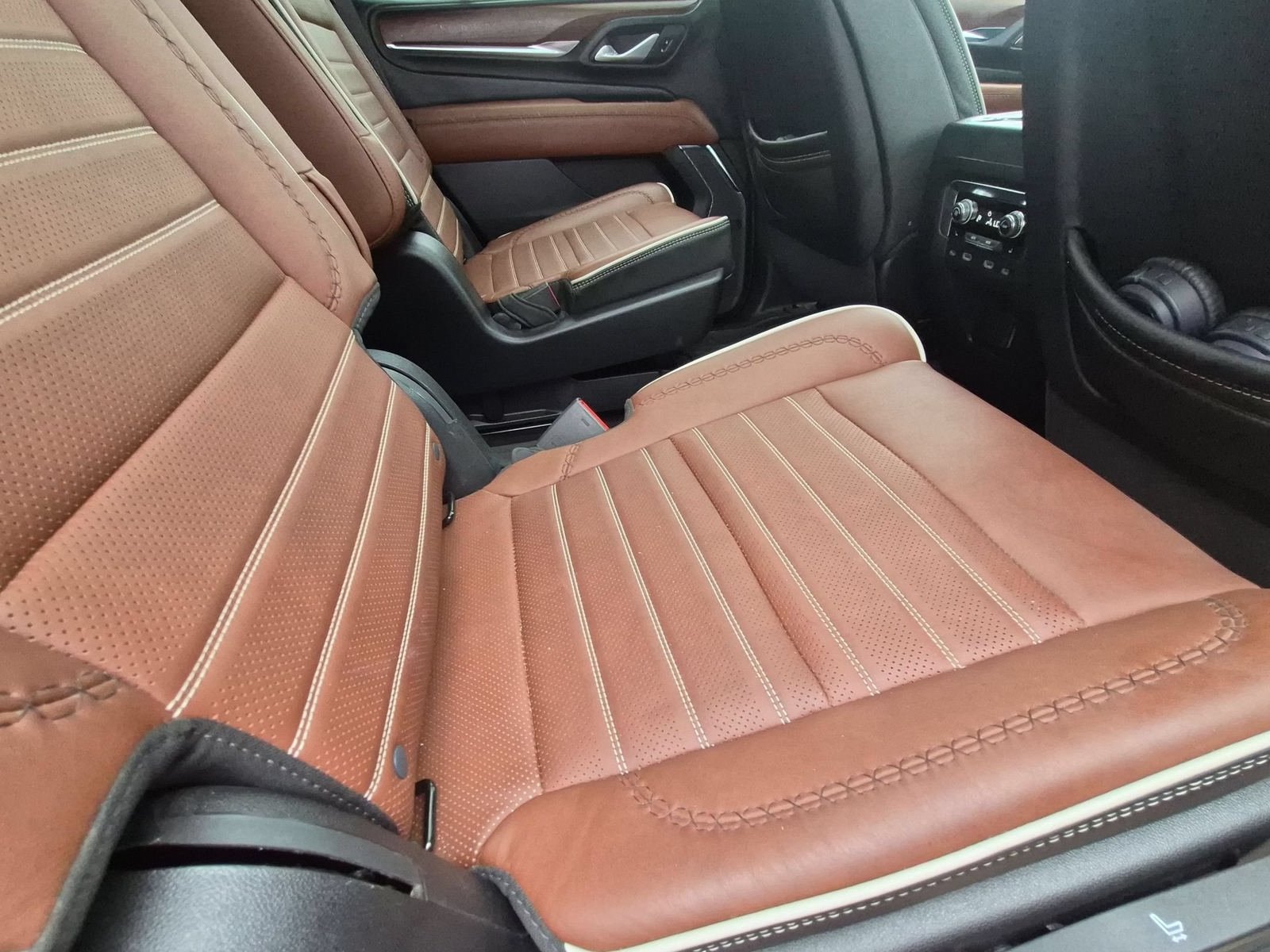 Used 2023 GMC Yukon Denali Ultimate AWD/4WD image 31