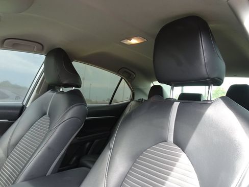 Used 2019 Toyota Camry SE FWD image 9