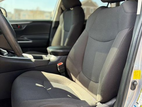 Used 2022 Toyota RAV4 LE image 12