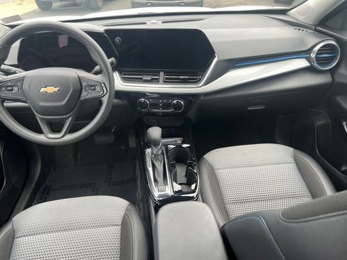 Used 2025 Chevrolet Trax LT FWD image 41