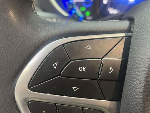 Used 2024 Chrysler Pacifica Select image 20