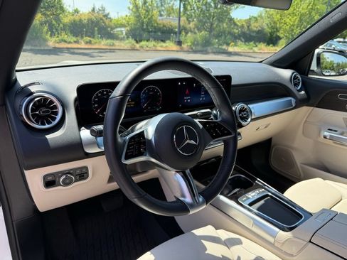 Used 2025 Mercedes-Benz GLB 250 4MATIC image 13