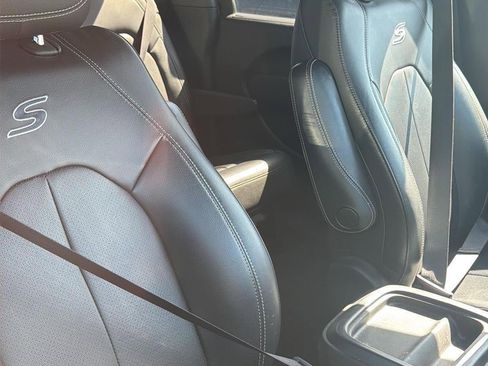 Used 2020 Chrysler Pacifica Touring-L FWD image 8