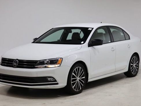 Used 2016 Volkswagen Jetta Sport FWD image 3