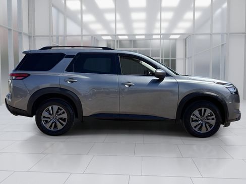 Used 2025 Nissan Pathfinder SV FWD image 7