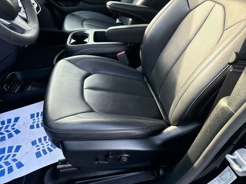 Used 2025 Chrysler Pacifica Select image 21