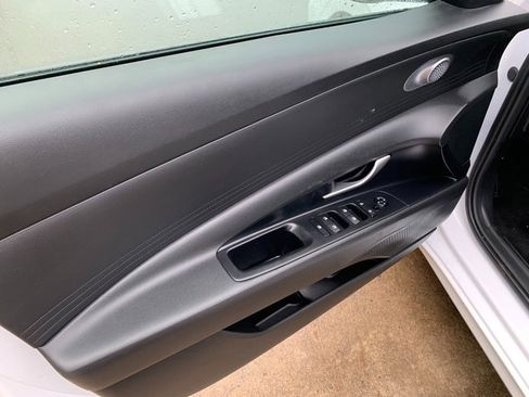 Used 2024 Hyundai Elantra Blue image 21