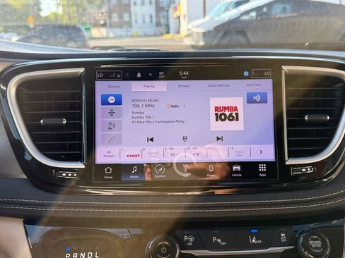 Used 2022 Chrysler Pacifica Touring-L w/ Uconnect Theater Family Group FWD image 26