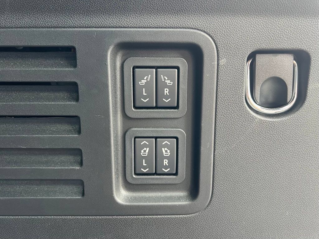 Used 2025 Chevrolet Traverse RS w/ LPO, Floor Liner Package FWD image 8
