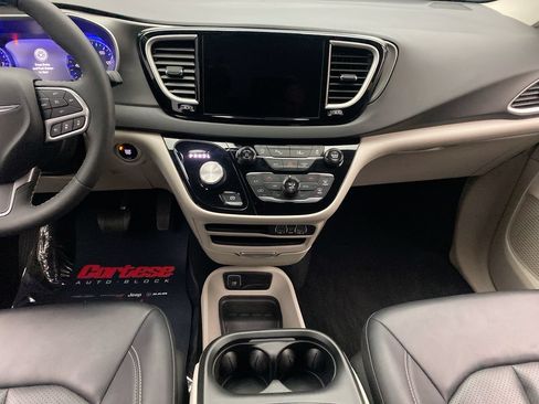 Used 2024 Chrysler Pacifica Touring-L FWD image 20