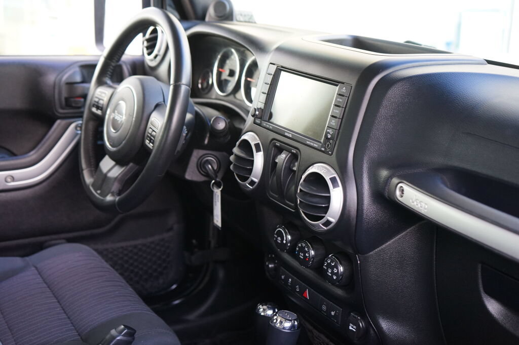 Used 2011 Jeep Wrangler Sahara w/ Connectivity Group AWD/4WD image 23