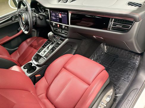 Certified 2026 Porsche Macan AWD/4WD image 15