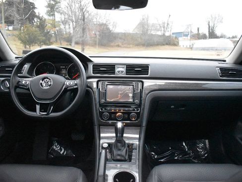 Used 2017 Volkswagen Passat 1.8T SE FWD image 18