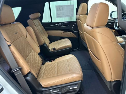 Used 2021 Cadillac Escalade Premium Luxury AWD/4WD image 23
