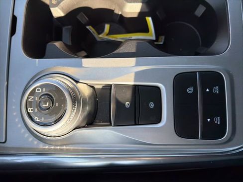 Used 2022 Ford Explorer XLT w/ Equipment Group 202A image 8