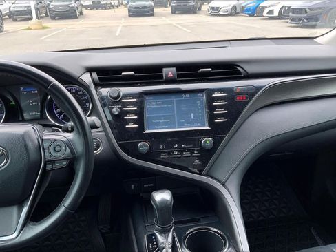 Used 2019 Toyota Camry SE w/ Convenience Package image 7