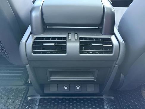 Certified 2025 Land Rover Defender 90 X-Dynamic SE image 32