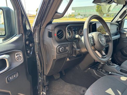 Used 2025 Jeep Wrangler Unlimited Rubicon AWD/4WD image 32