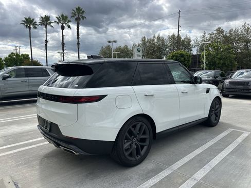 Used 2024 Land Rover Range Rover Sport SE AWD/4WD image 3