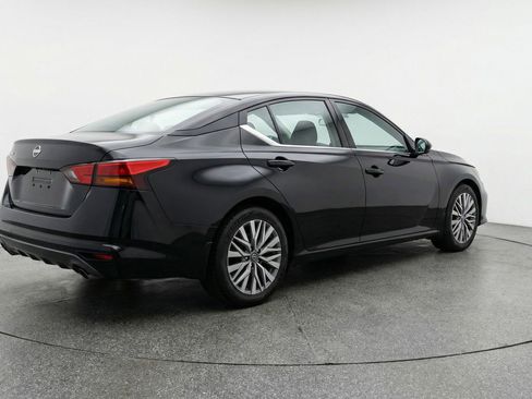 Used 2025 Nissan Altima 2.5 SV FWD image 9