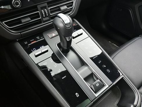 Certified 2022 Porsche Macan AWD/4WD image 21