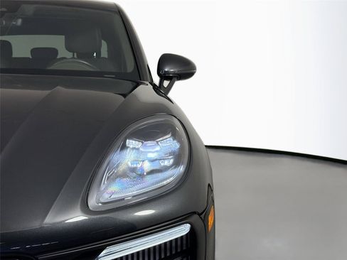 Certified 2023 Porsche Macan S AWD/4WD image 15