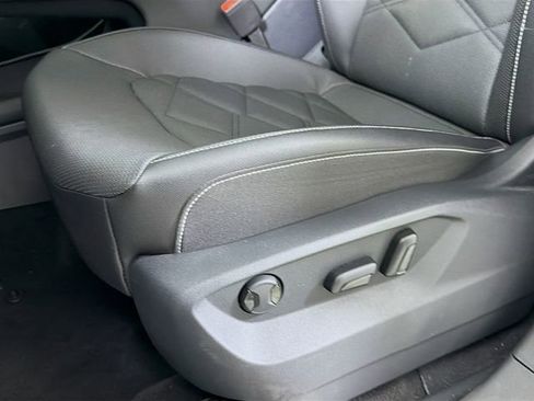 Used 2025 Volkswagen Atlas SE image 21