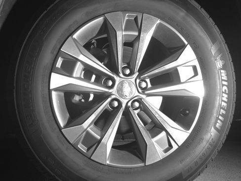 Used 2025 Chevrolet Equinox LT AWD/4WD image 12