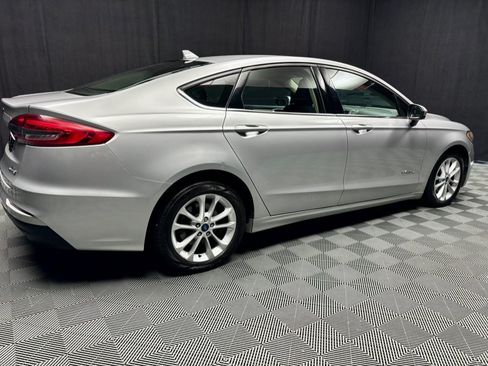 Used 2019 Ford Fusion SE FWD image 17