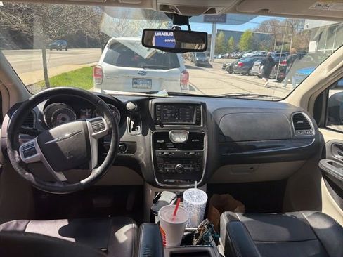 Used 2014 Chrysler Town & Country Touring-L w/ Driver Convenience Group image 18