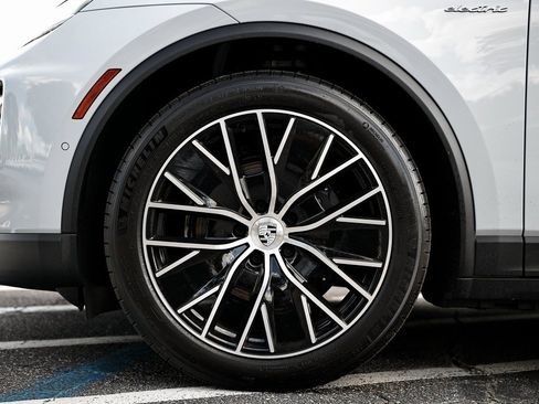 New 2025 Porsche Macan Electric image 10