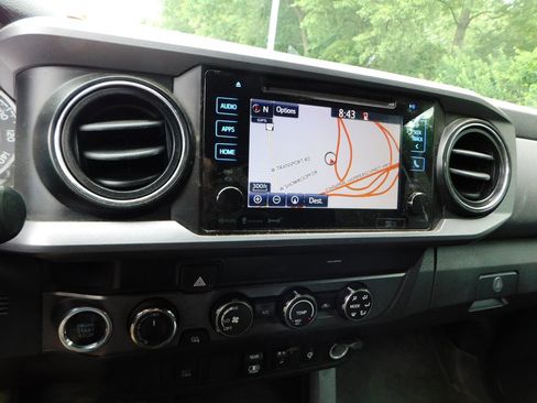Used 2019 Toyota Tacoma TRD Off-Road AWD/4WD image 9