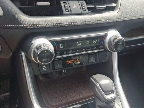 Used 2019 Toyota RAV4 Limited FWD image 18