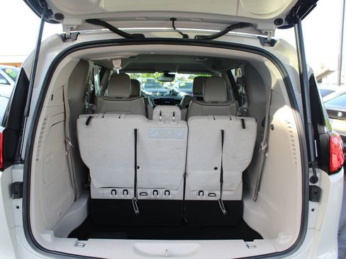 Used 2020 Chrysler Pacifica Limited w/ Advanced Safetytec Group FWD image 19