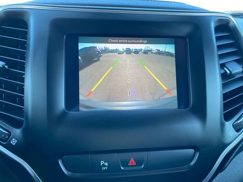 Used 2019 Jeep Cherokee Latitude Plus w/ Cold Weather Group image 22