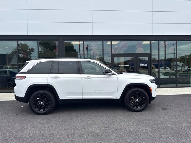 Used 2024 Jeep Grand Cherokee Limited AWD/4WD image 2