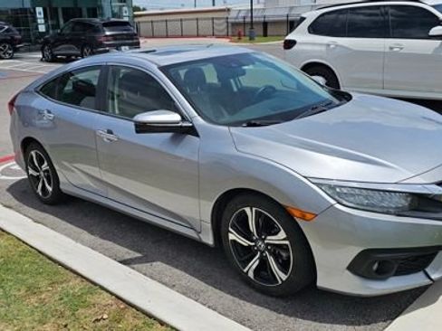 Used 2018 Honda Civic Touring image 2