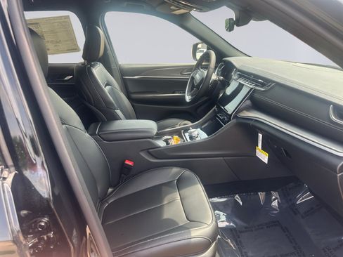 New 2025 Jeep Grand Cherokee Limited w/ Black Appearance Package image 15