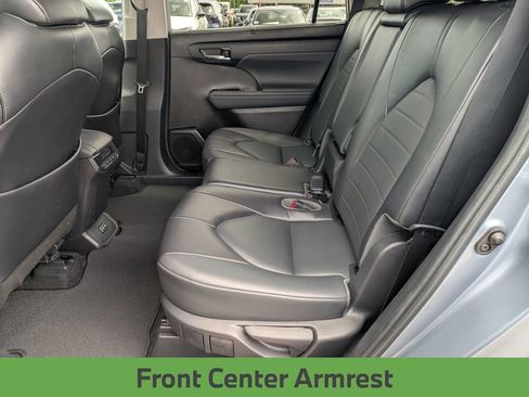 Used 2022 Toyota Highlander XLE FWD image 25